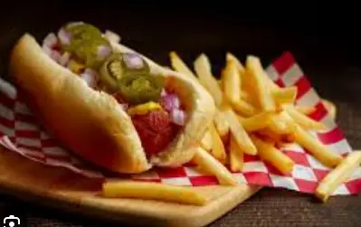 Dogo Tapatio (queso manchego y jamón con chile)